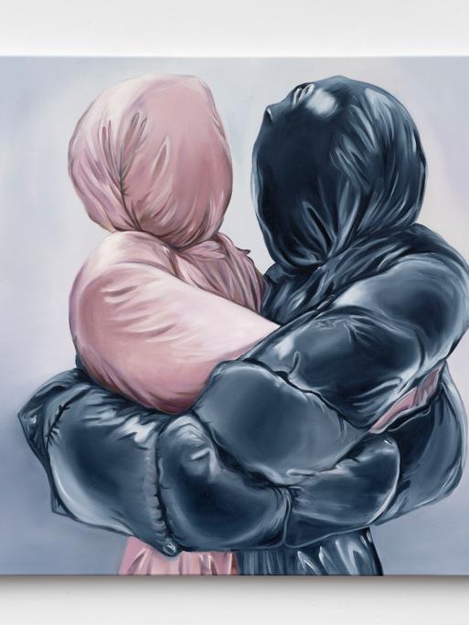 Zwei sich umarmende Gestalten, eine in einer rosa und eine in einer schwarzen Daunenjacke, die jeweils auch die Köpfe verhüllt