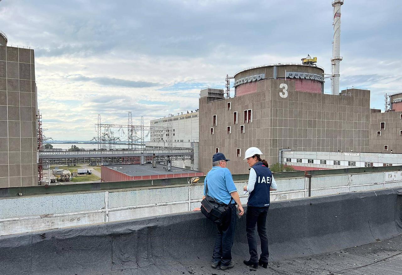 Mitglieder der Internationalen Atomenergiebehörde (IAEA) bei der Inspektion des ukrainischen Atomkraftwerks Saporischschja 