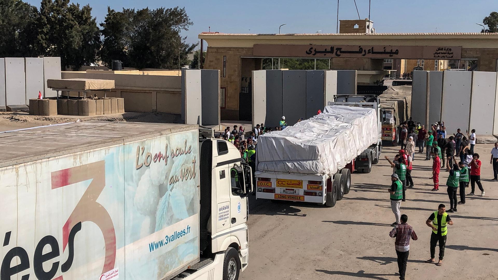 Die ersten Lastwagen mit Hilfsgütern haben den Grenzübergang Rafah passiert und sind in den Gazastreifen gefahren