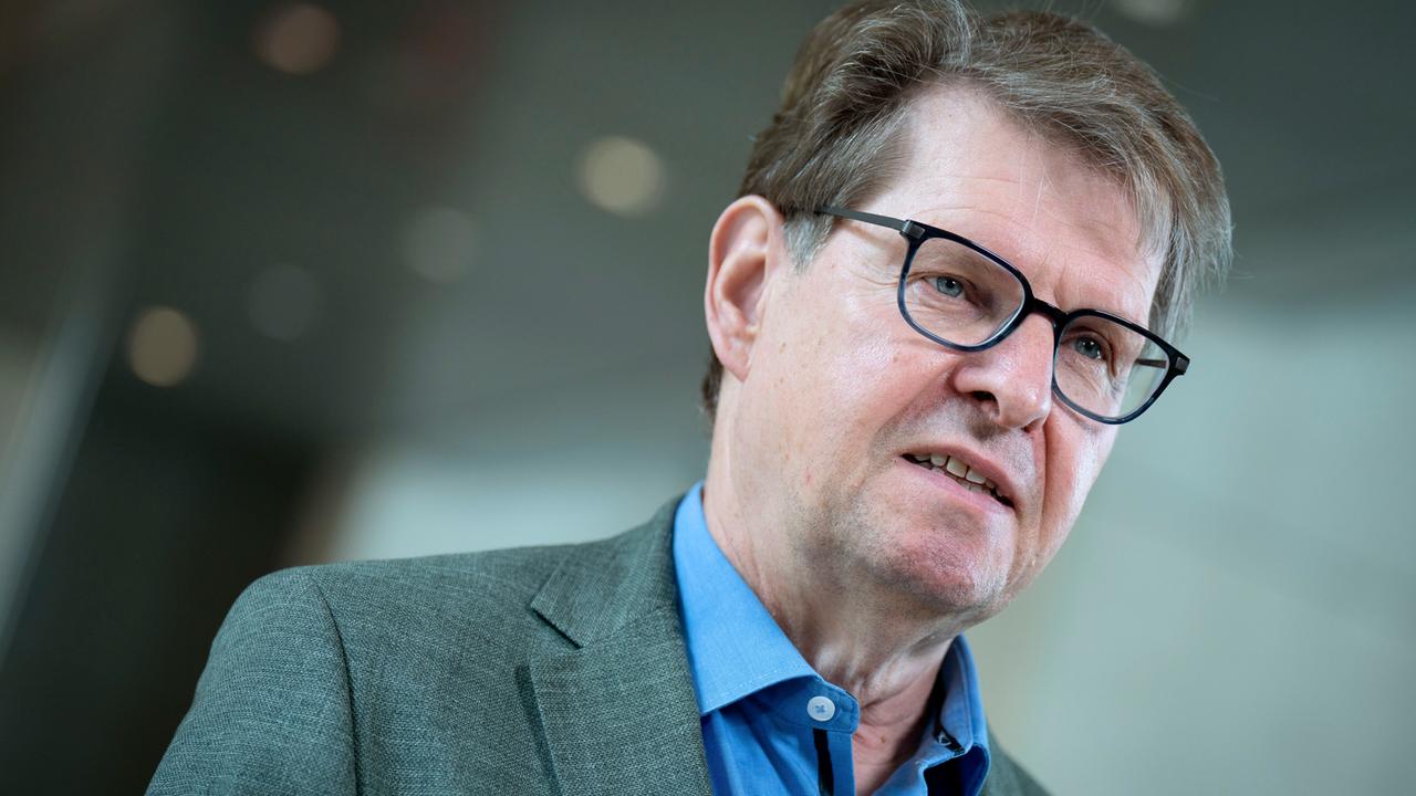 Der SPD-Politiker Ralf Stegner steht im Reichstagsgebäude in Berlin, trägt zum blauen Hemd ein graues Jackett und spricht. Der SPD-Politiker Ralf Stegner steht im Reichstagsgebäude in Berlin, trägt zum blauen Hemd ein graues Jackett und spricht.