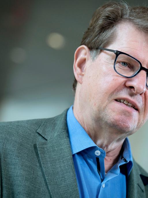 Der SPD-Politiker Ralf Stegner steht im Reichstagsgebäude in Berlin, trägt zum blauen Hemd ein graues Jackett und spricht.