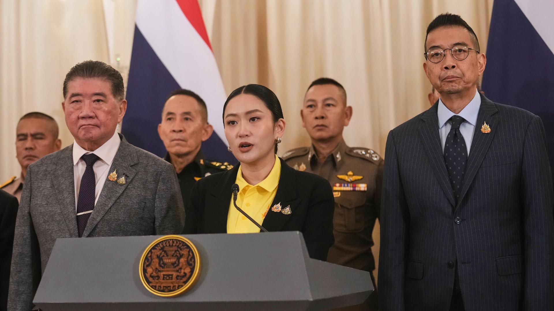 Thailands Ministerpräsidentin Paetongtarn Shinawatra (M) spricht mit Reportern im Regierungsgebäude in Bangkok. Thailands Ministerpräsidentin Paetongtarn Shinawatra (M) spricht mit Reportern im Regierungsgebäude in Bangkok.