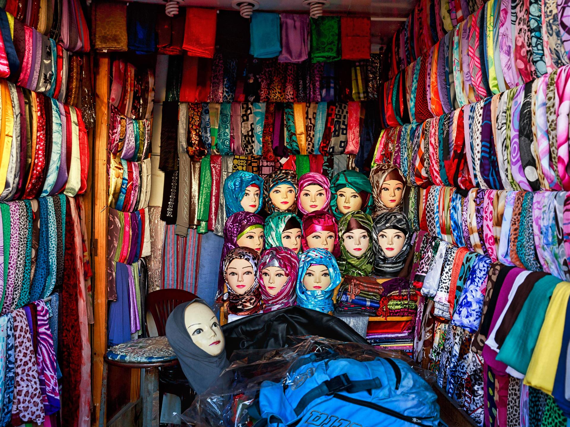 Viele bunte Kopftücher und Köpfe von Modepuppen an einem Marktstand in Fes, Marokko, Afrika