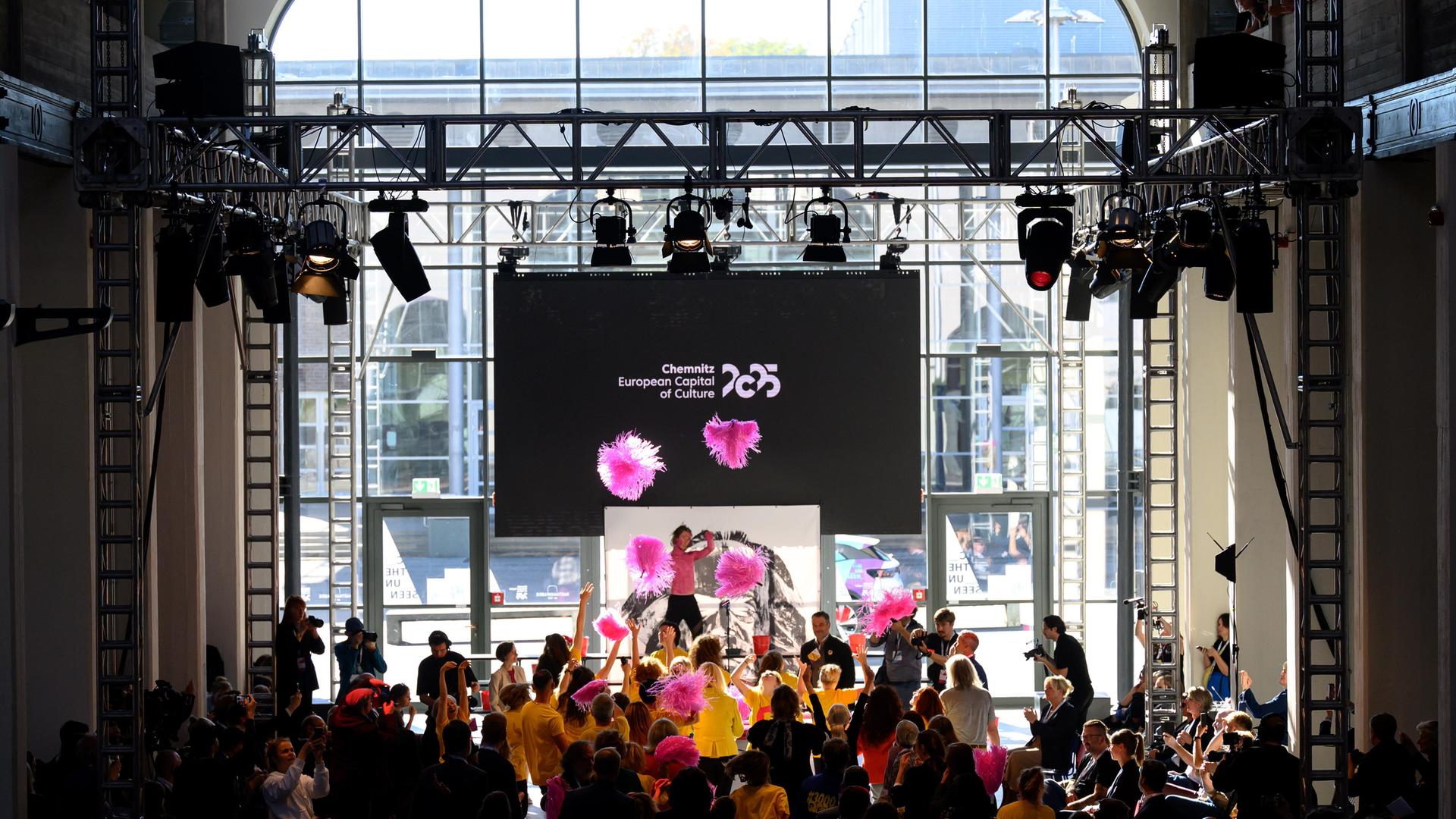 Tänzerinnen und Tänzer eröffnen in der historischen Hartmann-Industriehalle mit der Intervention "Everybody Dance Now #Chemnitz" die Programmvorstellung der Kulturhauptstadt 2025 in Chemnitz. 