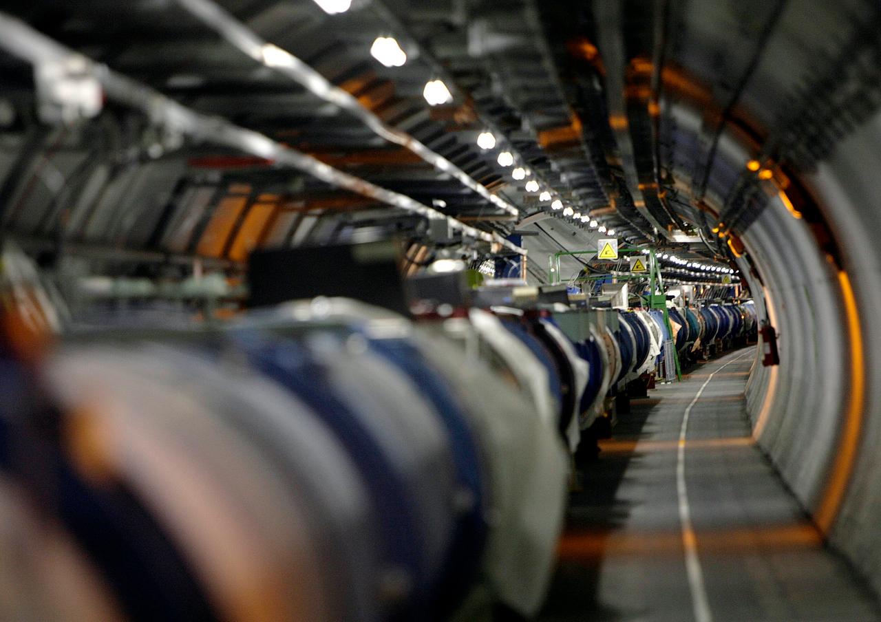 Blick einen Gang mit Geräten entlang: der Large Hadron Collider am CERN in der Schweiz.