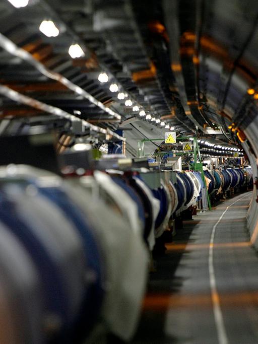 Blick einen Gang mit Geräten entlang: der Large Hadron Collider am CERN in der Schweiz.