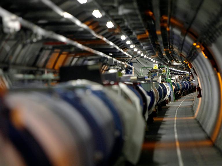 Blick einen Gang mit Geräten entlang: der Large Hadron Collider am CERN in der Schweiz.