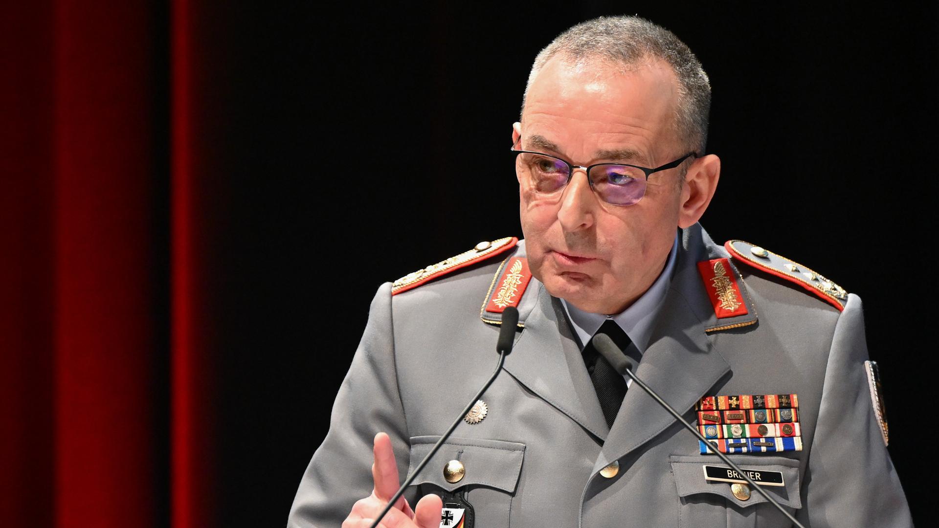 Ein Bild von Generalleutnant Carsten Breuer in Uniform während eines Vortrags