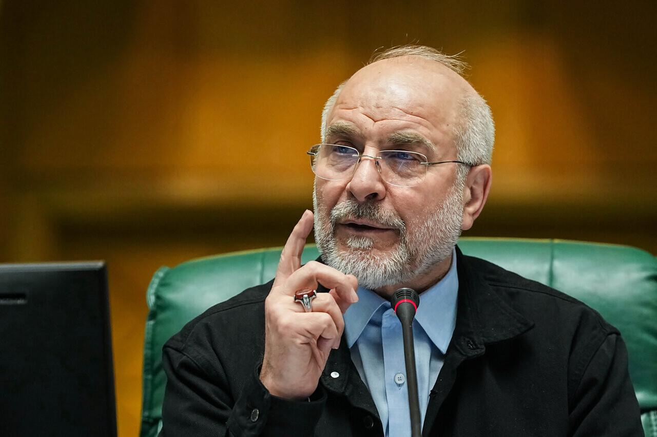 Zu sehen ist der iranische Funktionär Mohammad Bagher Ghalibaf. Er hebt den rechten Zeigefinger.