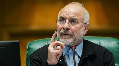 Zu sehen ist der iranische Funktionär Mohammad Bagher Ghalibaf. Er hebt den rechten Zeigefinger.