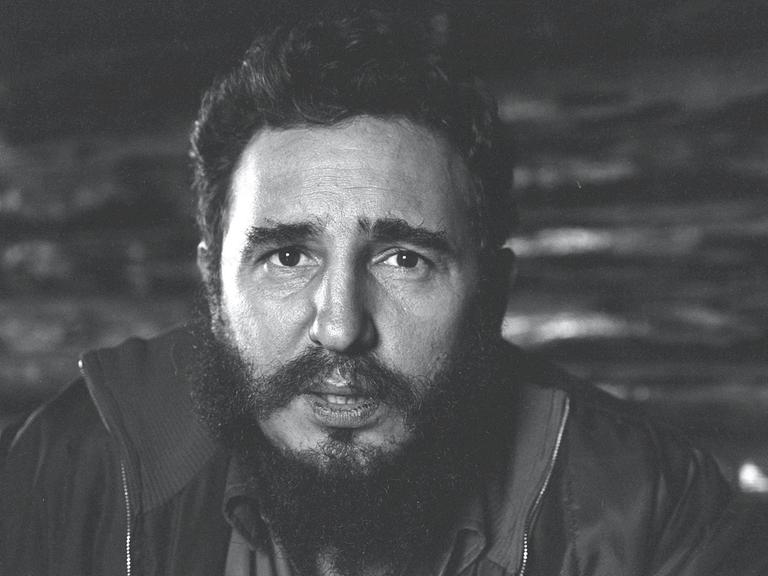Schwarzweiß-Porträt von Fidel Castro, der ernst frontal in die Kamera blickt