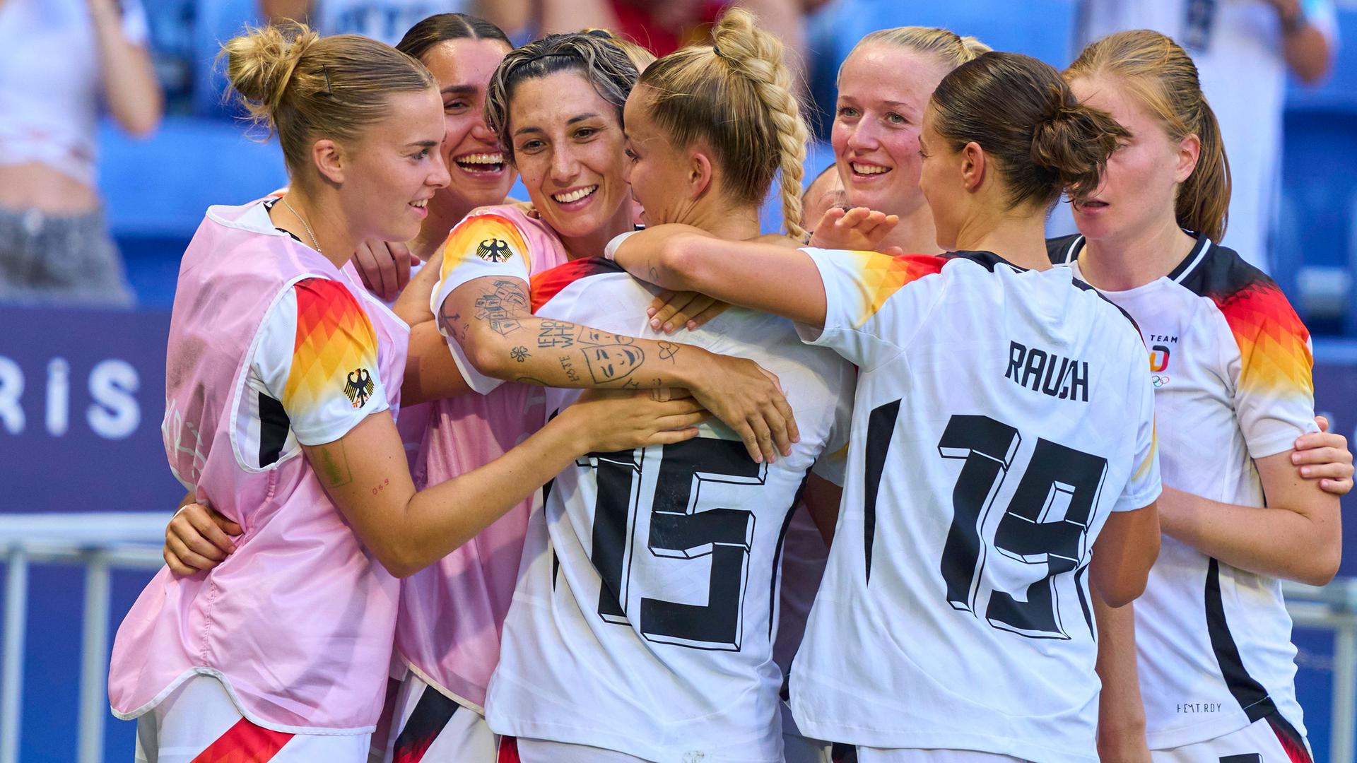 Die deutschen Fußballerinnen freuen sich nach dem 1:0 gegen Spanien.