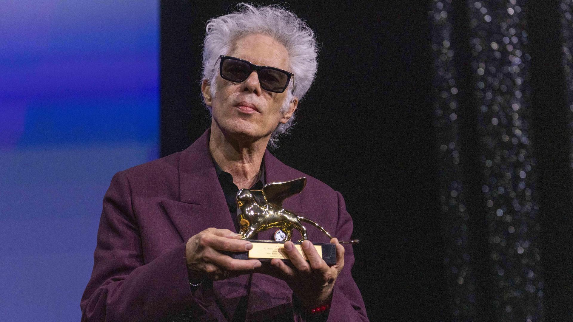 Der US-Regisseur Jim Jarmusch hält den Goldenen Löwen. Der US-Regisseur Jim Jarmusch hält den Goldenen Löwen.