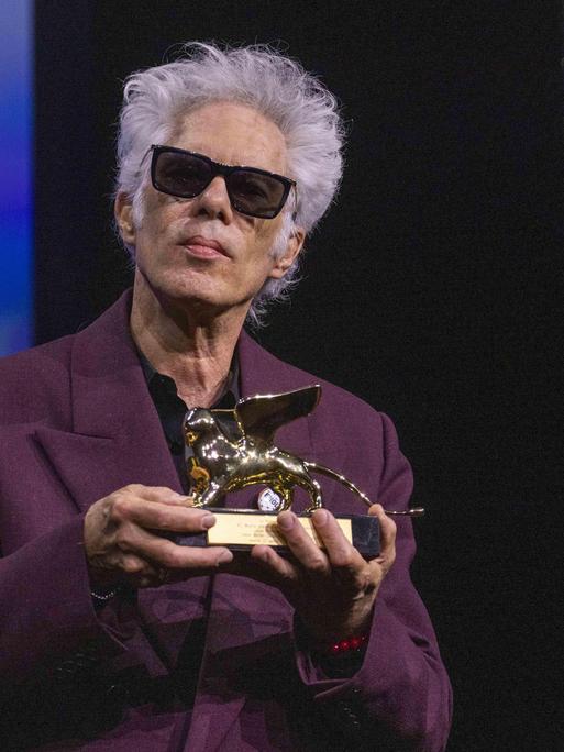 Der US-Regisseur Jim Jarmusch hält den Goldenen Löwen.