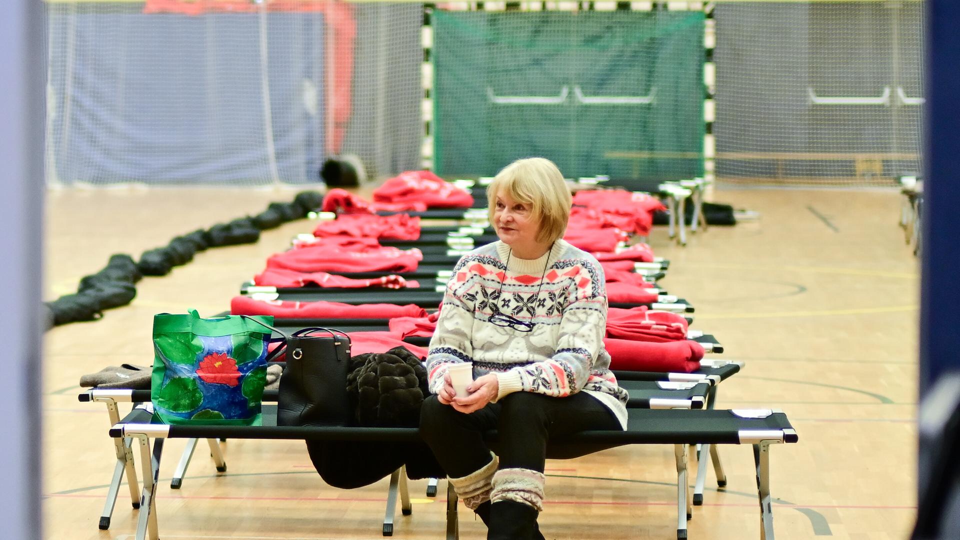 Renate wartet in Berlin während eines Stromausfalls in einer Notunterkunft darauf, dass ihr Handy lädt. Renate wartet in Berlin während eines Stromausfalls in einer Notunterkunft darauf, dass ihr Handy lädt.