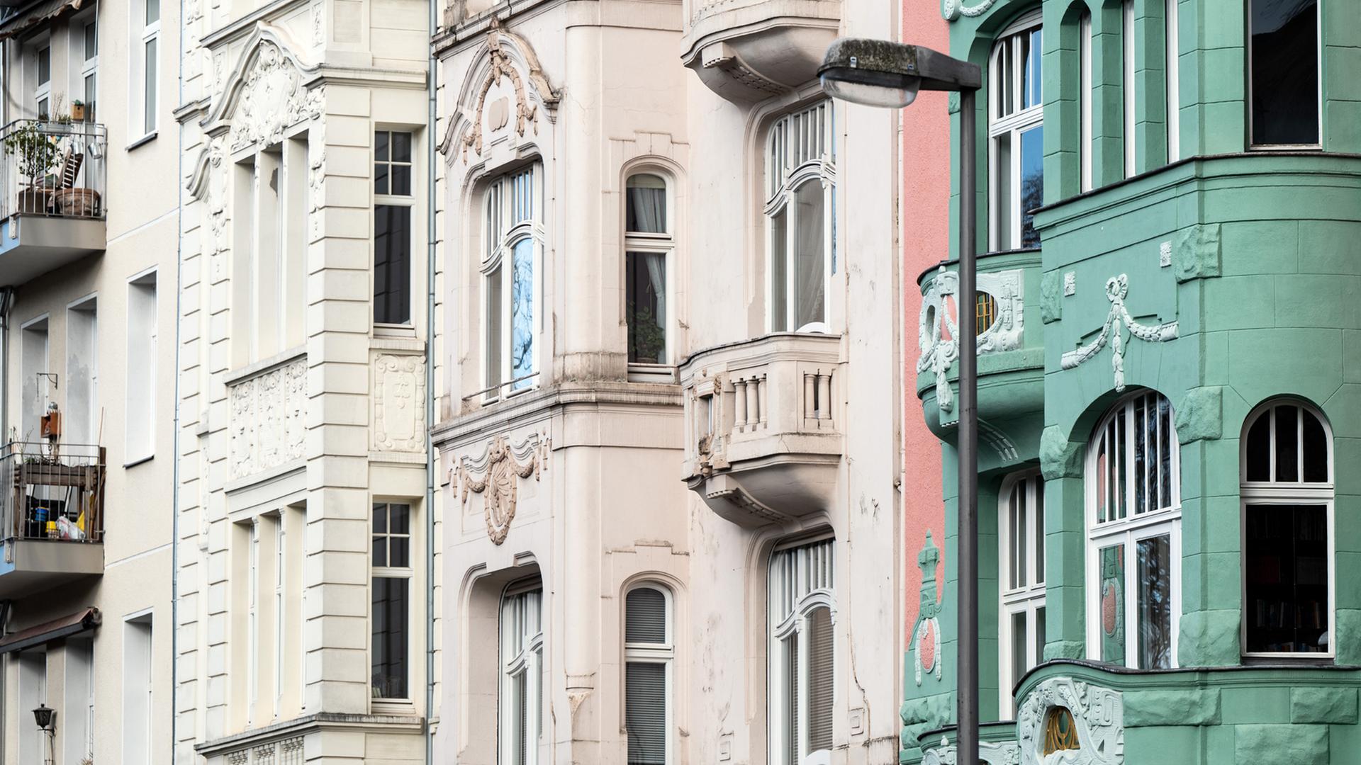 Allein im vergangenem Jahrf wurden über 19.000 Mietwohnungen in Eigentum umgewandelt. Zu sehen: Altbau-Häuserreihe in einer Berliner Straße.