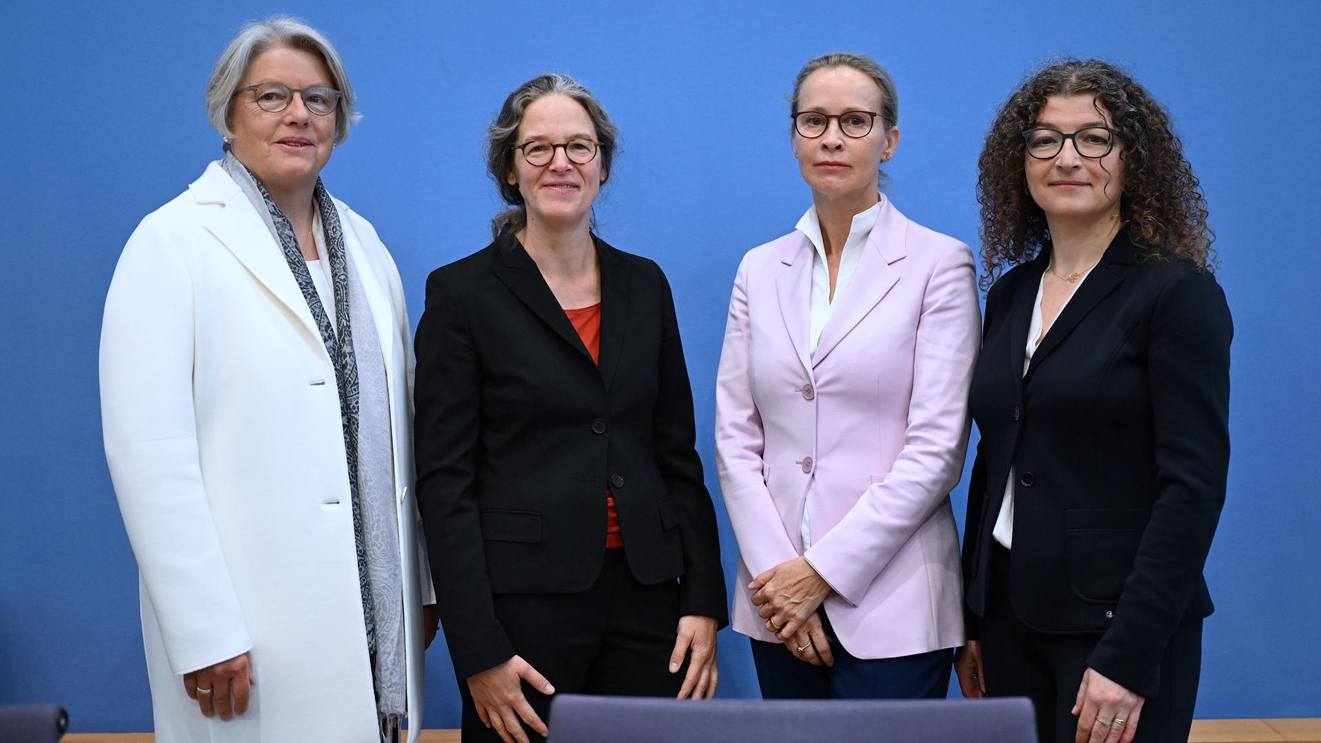 Claudia Wiesemann (l-r), Medizinethikerin, Friederike Wapler, Rechtswissenschaftlerin, Frauke Brosius-Gersdorf und Juristin Liane Wörner stellen den Abschlussbericht der Kommission zur reproduktiven Selbstbestimmung und Fortpflanzungsmedizin vor. Claudia Wiesemann (l-r), Medizinethikerin, Friederike Wapler, Rechtswissenschaftlerin, Frauke Brosius-Gersdorf und Juristin Liane Wörner stellen den Abschlussbericht der Kommission zur reproduktiven Selbstbestimmung und Fortpflanzungsmedizin vor.