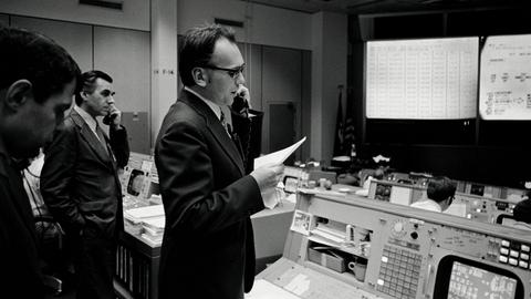 Luboš Kohoutek steht im Mission Operations Control Room im Johnson Space Center.