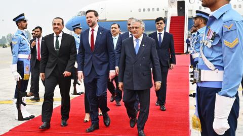 US-Vize-Präsident Vance läuft auf einem roten Teppich vor einem Flugzeug der US-Regierung neben Pakistans Außenminister Dar (r.) und Pakistans Armee-Chef Munir (l.). 