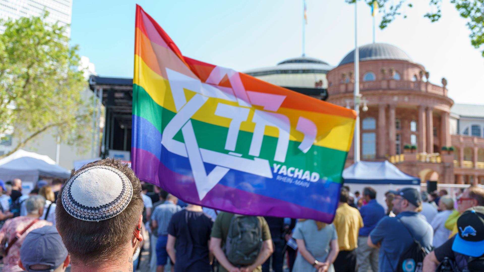 Ein Mann mit Kippa und einer israelischen Flagge in Regenbogenfarben nimmt an der Demonstration unter dem Motto "Frankfurt vereint gegen Antisemitismus" der Jüdischen Gemeinde und eines breiten zivilgesellschaftlichen Bündnisses gegen das Konzert des Musikers Roger Waters teil. Ein Mann mit Kippa und einer israelischen Flagge in Regenbogenfarben nimmt an der Demonstration unter dem Motto "Frankfurt vereint gegen Antisemitismus" der Jüdischen Gemeinde und eines breiten zivilgesellschaftlichen Bündnisses gegen das Konzert des Musikers Roger Waters teil.