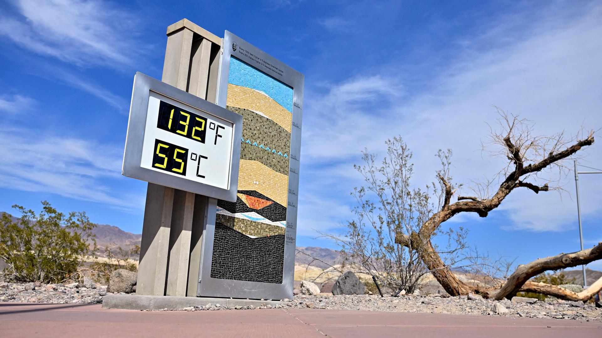 Eine in karger Landschaft stehende Säule zeigt 55 Grad Celsius Temperatur an.
