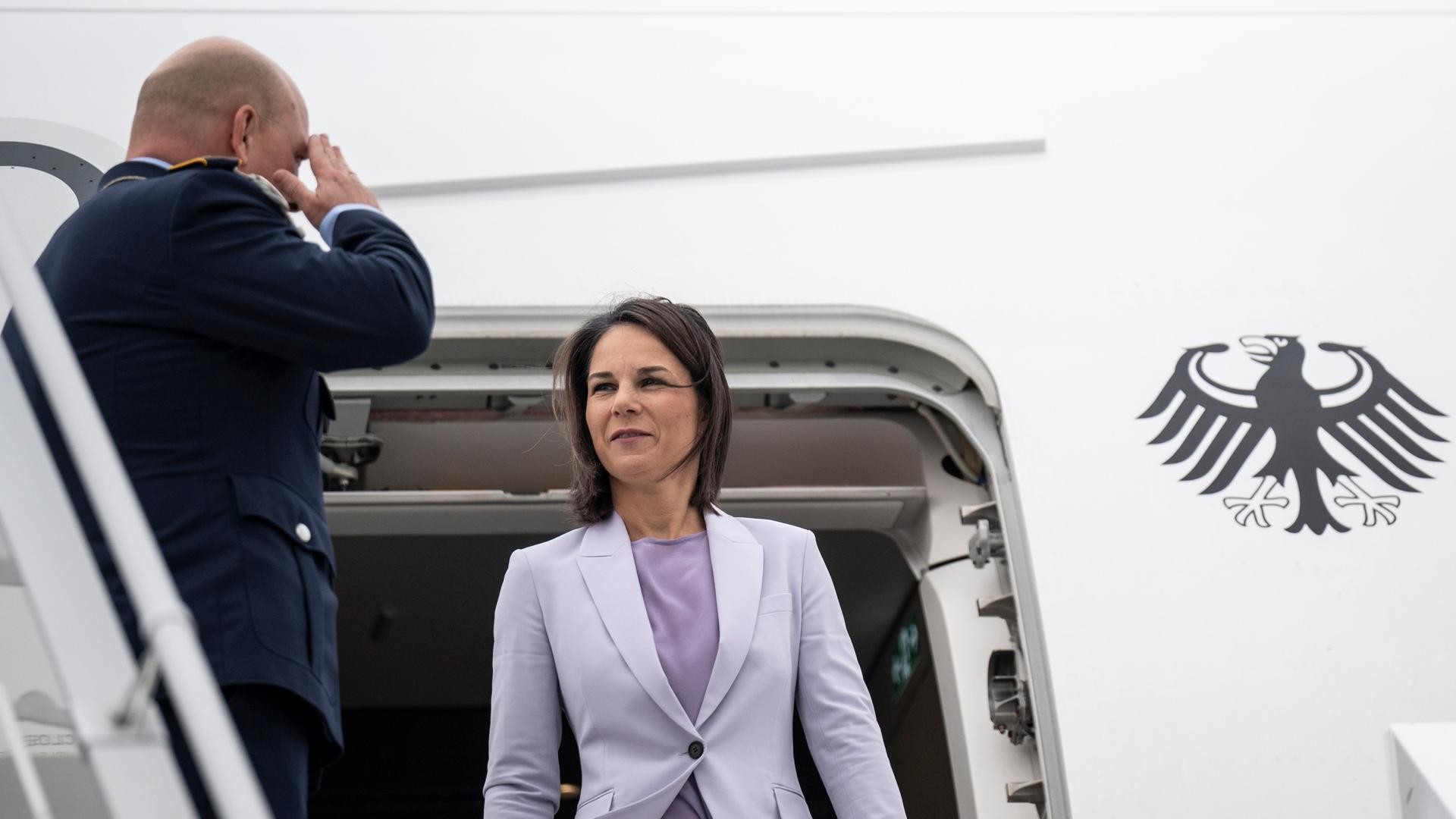Zu sehen ist Bundesaußenministerin Baerbock, wie sie nach der Landung in Armenien aus dem Regierungsflieger steigt. Zu sehen ist Bundesaußenministerin Baerbock, wie sie nach der Landung in Armenien aus dem Regierungsflieger steigt.