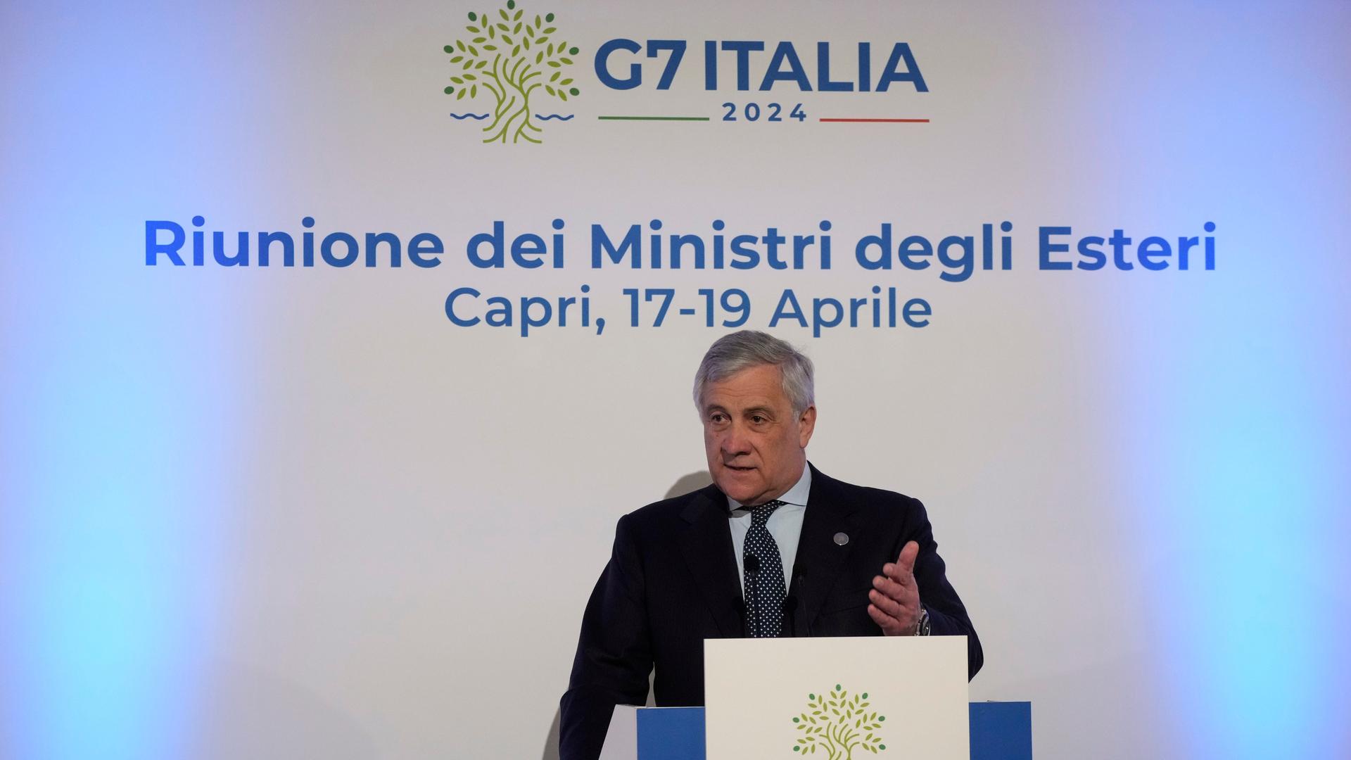 Der italienische Außenminister Antonio Tajani spricht zu Reportern während einer Pressekonferenz.