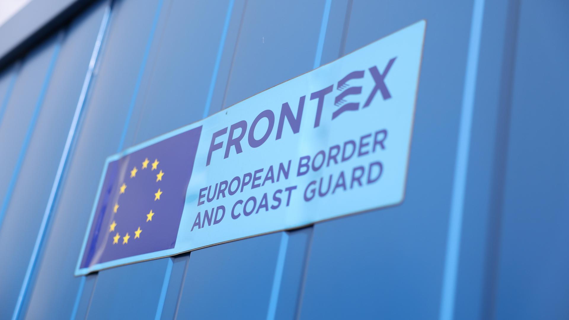 Schild mit Hinweis auf die EU-Grenzschutzagentur Frontex im Hafen von Durrës in Albanien. Schild mit Hinweis auf die EU-Grenzschutzagentur Frontex im Hafen von Durrës in Albanien.