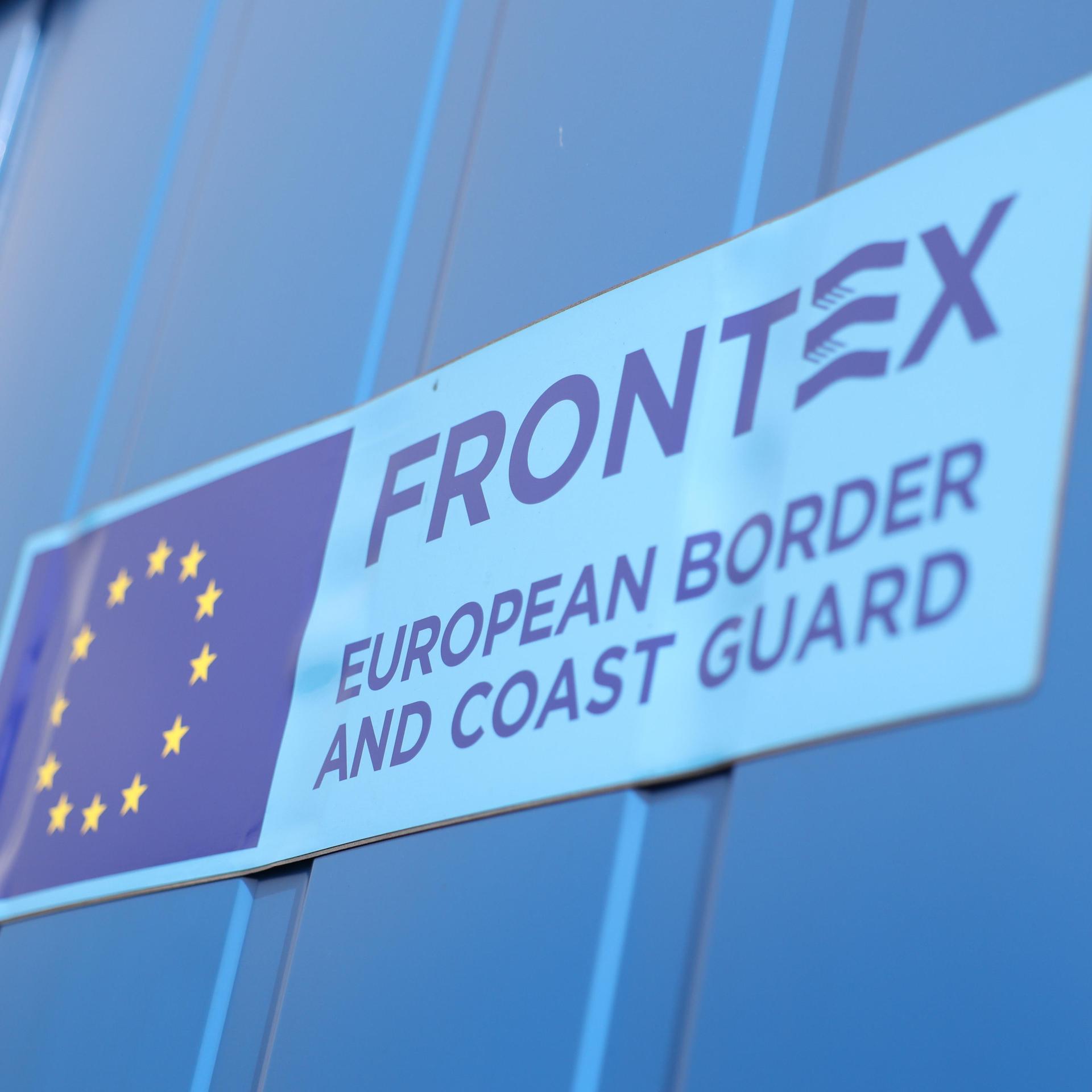 Das Logo der EU-Grenzschutzagentur Frontex im Hafen von Durrës in Albanien.