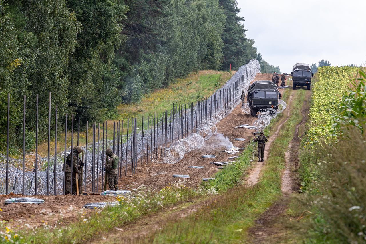 Polnische Soldaten bauen 2021 einen Zaun an der Grenze zu Belarus.