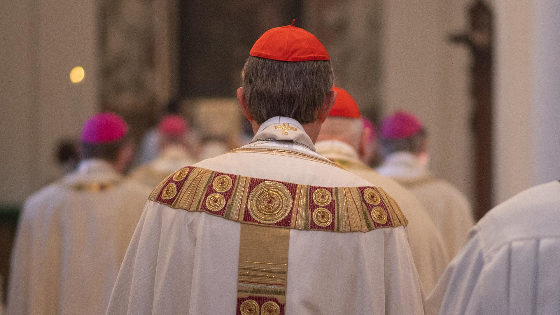 Rainer Maria Kardinal Woelki, Erzbischof von Köln, geht nach einem morgendlichen Gottesdienst im Dom zu Fulda aus dem Dom.