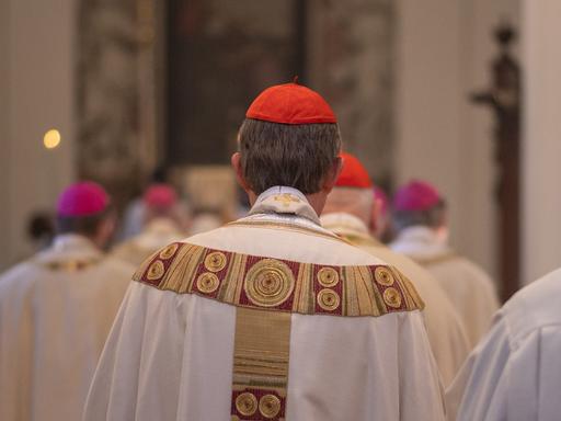 Rainer Maria Kardinal Woelki, Erzbischof von Köln, geht nach einem morgendlichen Gottesdienst im Dom zu Fulda aus dem Dom.