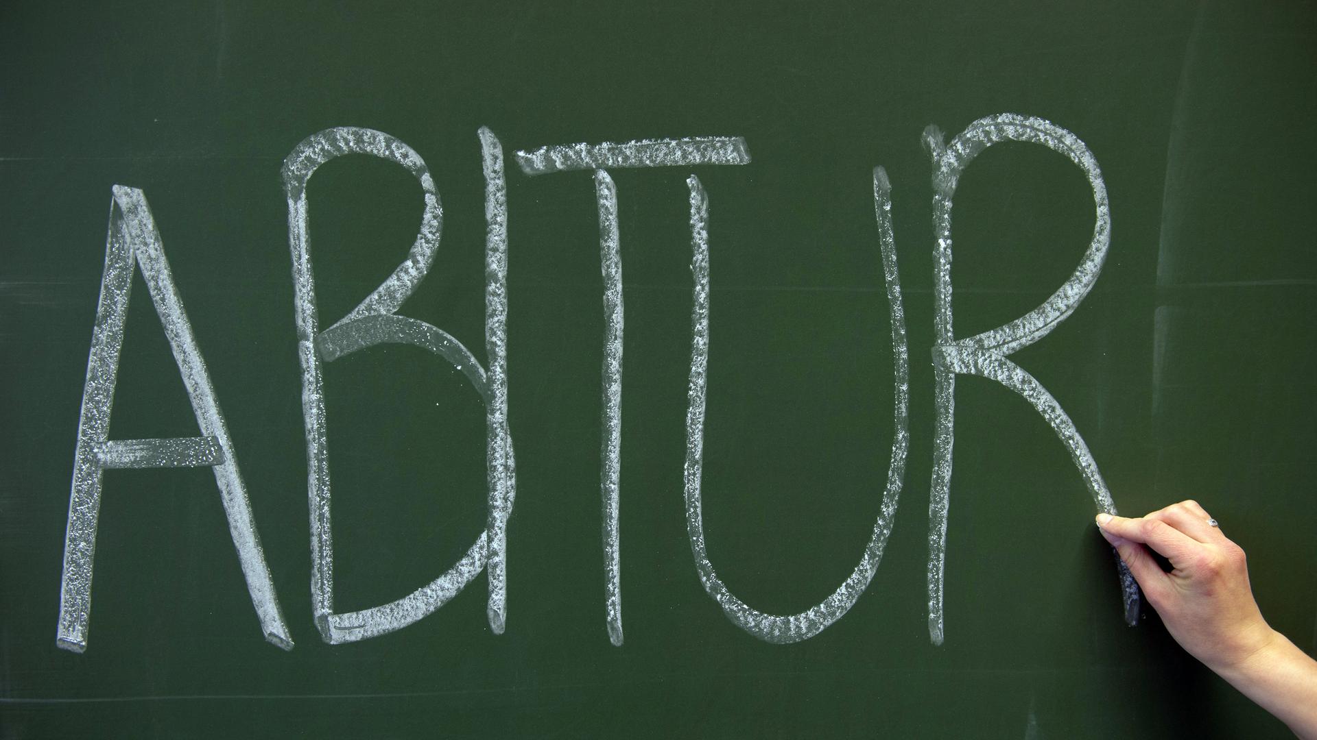 Auf einer Schultafel steht in großen Buchstaben "Abitur". Auf einer Schultafel steht in großen Buchstaben "Abitur".