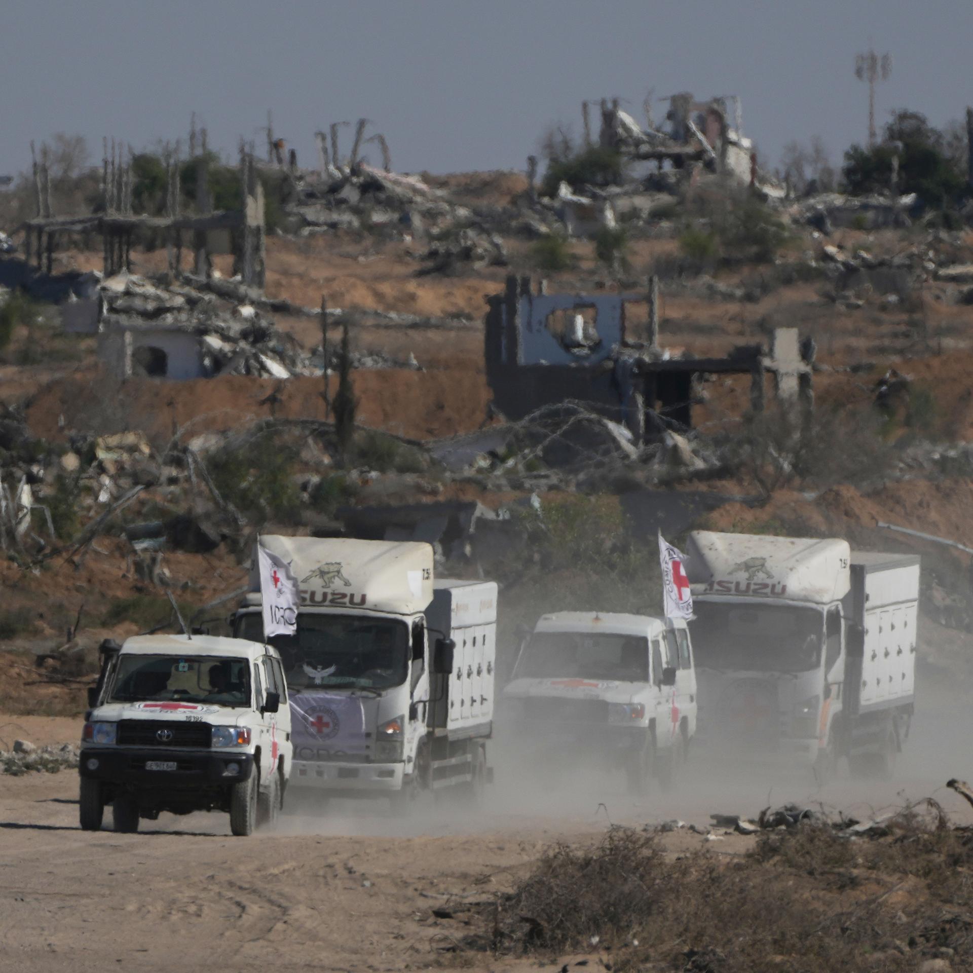 Ein Konvoi von Fahrzeugen des Internationalen Roten Kreuzes (IKRK) transportiert im Gazastreifen im Rahmen der Vereinbarung Israels mit der islamistischen Hamas die Leichen von Palästinensern.