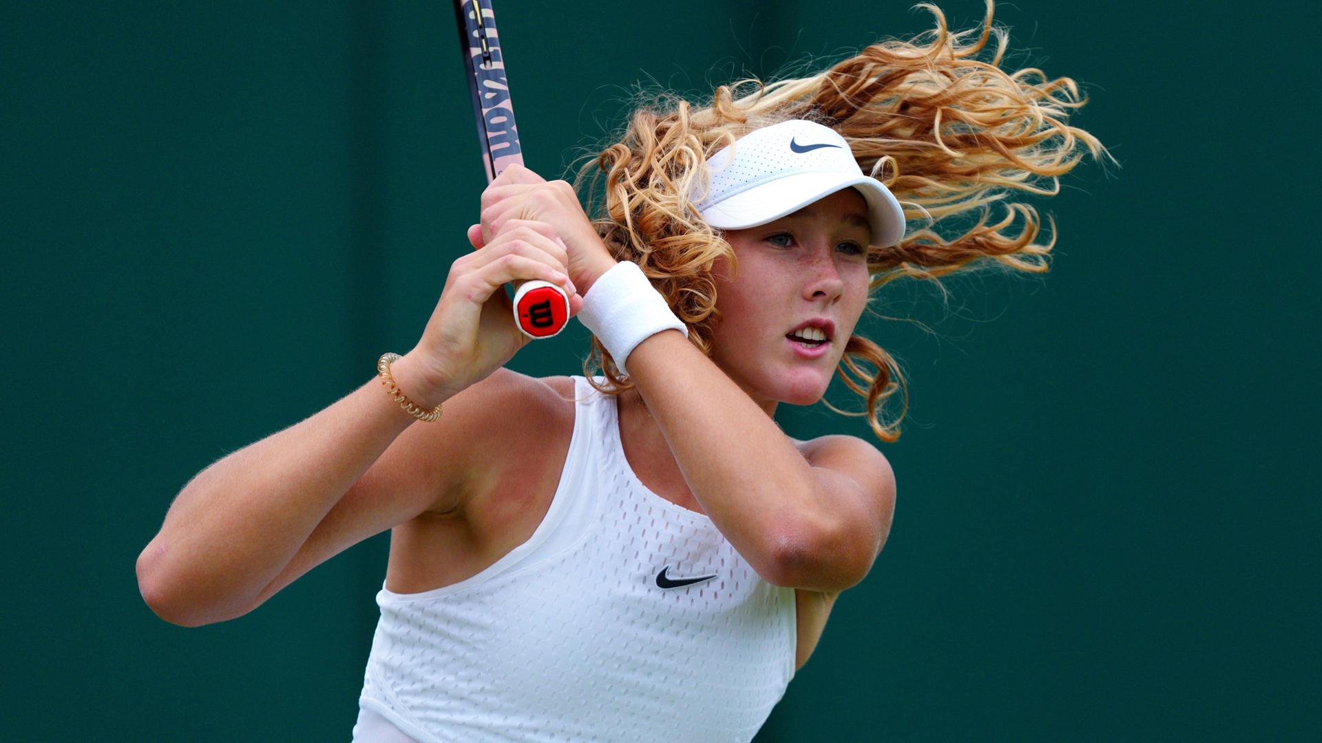 Die russische Tennisspielerin Mirra Andrejewa während ihres Drittrundenspiels beim Rasenturnier in Wimbledon Die russische Tennisspielerin Mirra Andrejewa während ihres Drittrundenspiels beim Rasenturnier in Wimbledon