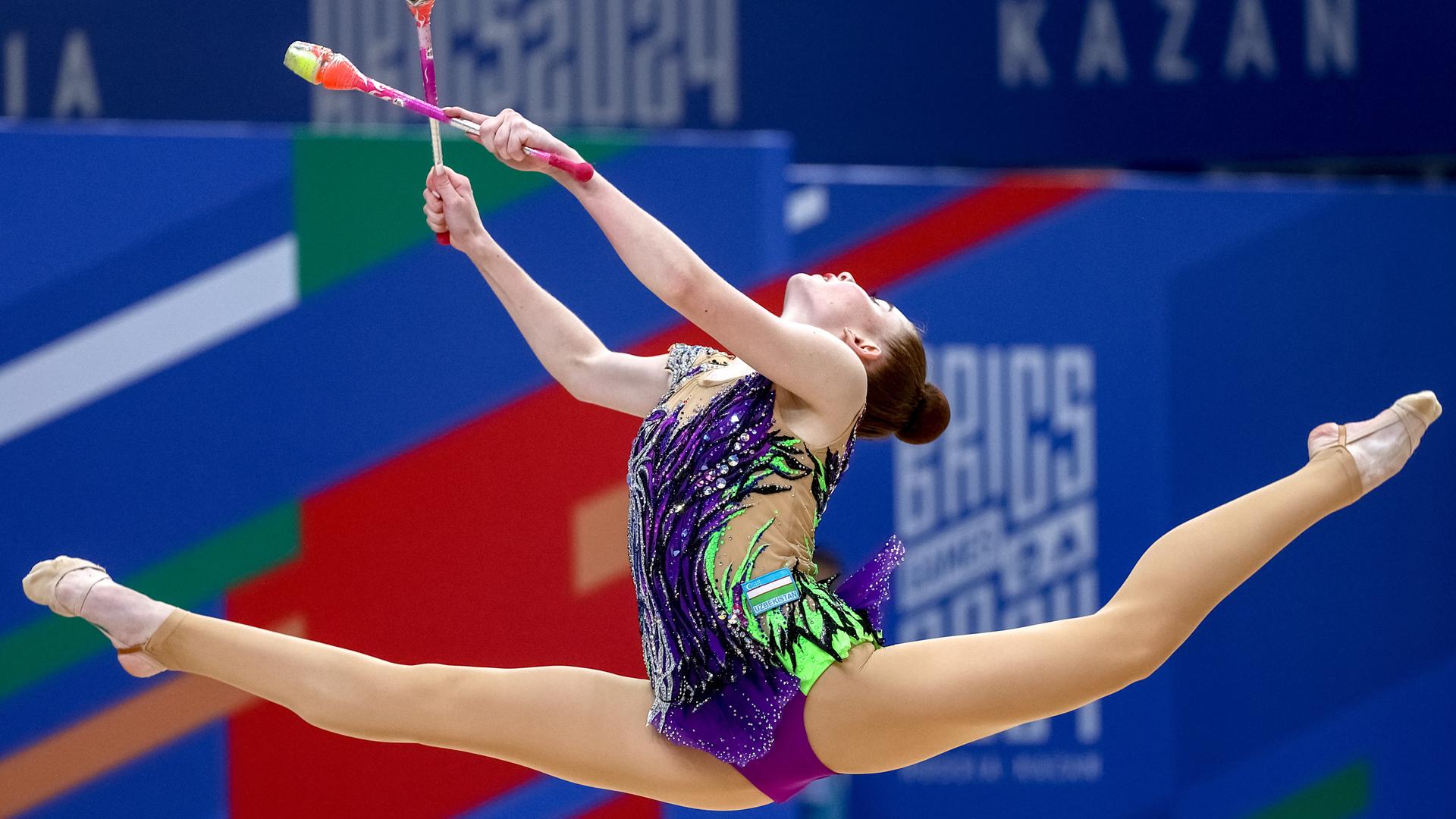 Die Usbekin Vilana Savadyan zeigt ihre Keulenübung der Rhythmischen Sportgymnastik