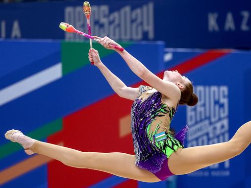 Die Usbekin Vilana Savadyan zeigt ihre Keulenübung der Rhythmischen Sportgymnastik