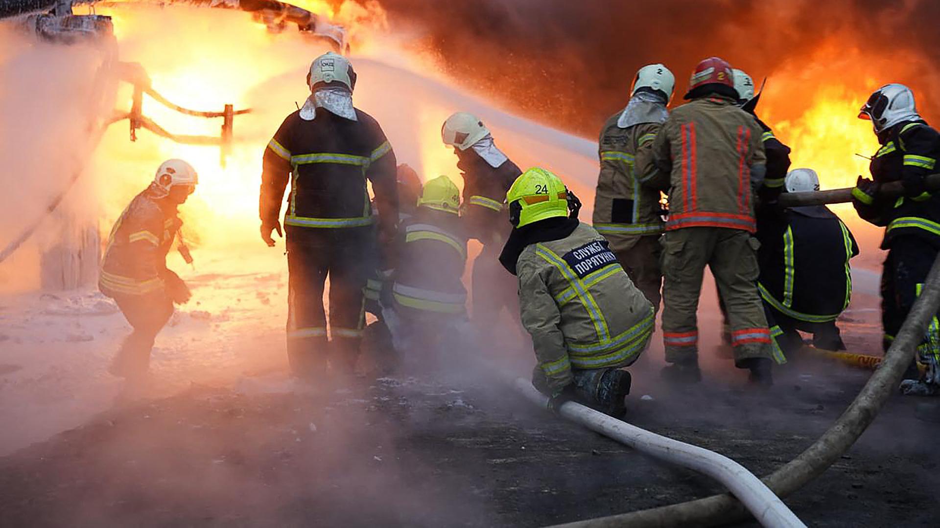 Das Bild zeigt ukrainische Feuerwehrleute beim Löschen.