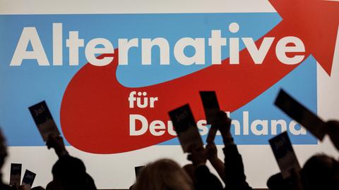 Delegierte halten beim Landesparteitag AfD Hessen ihren Stimmzettel.