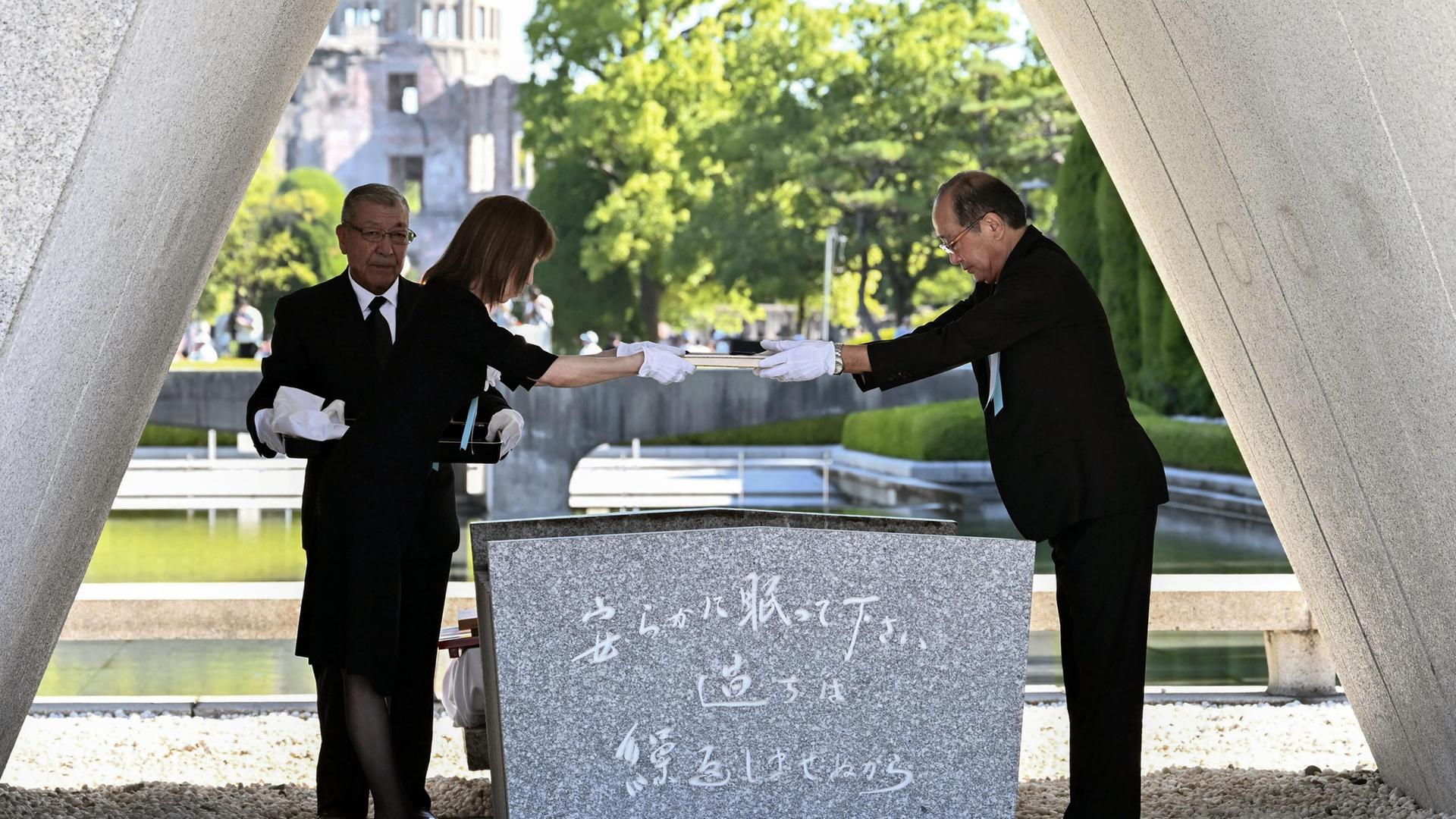 Hiroshimas Bürgermeister Matsui legt eine Liste der Opfer auf ein leeres Grab im Peace Memorial Park. Hiroshimas Bürgermeister Matsui legt eine Liste der Opfer auf ein leeres Grab im Peace Memorial Park.