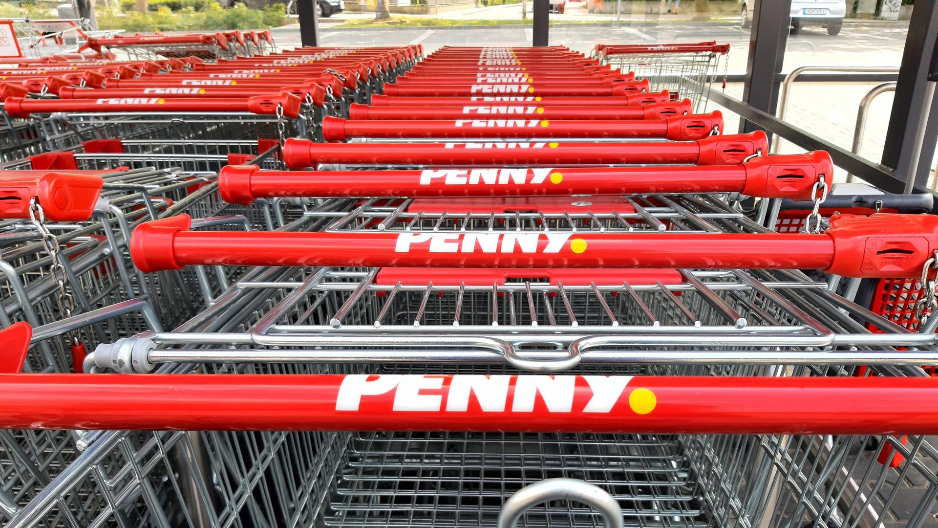 Einkaufswagen des Discount-Marktes Penny Einkaufswagen des Discount-Marktes Penny
