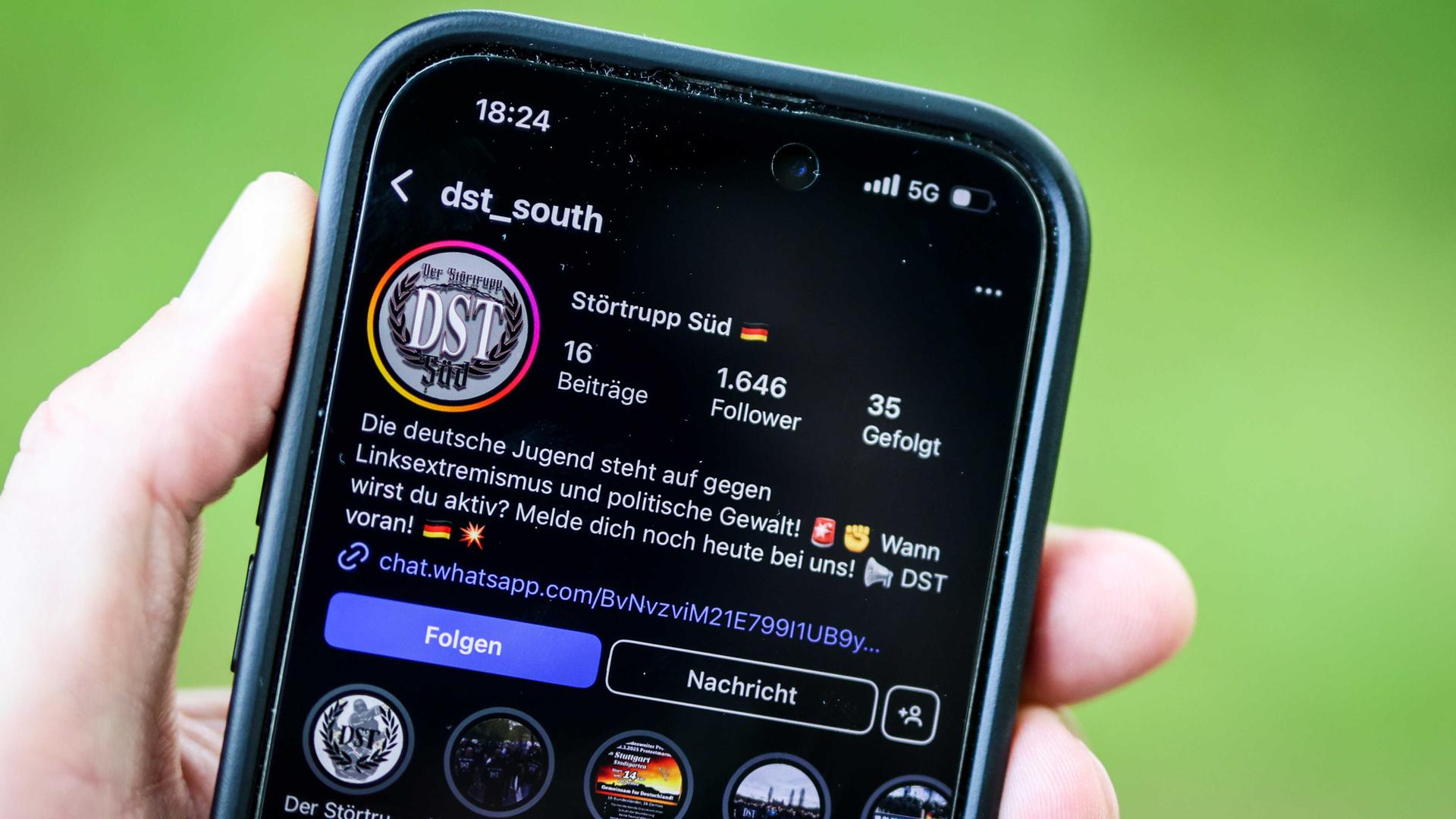 Ein junger Mann hält ein Smartphone in der Hand, auf der die Instragram-Seite von „Störtrupp Süd“ zu sehen ist, einer rechtsextremistischen Gruppe in Baden-Württemberg Ein junger Mann hält ein Smartphone in der Hand, auf der die Instragram-Seite von „Störtrupp Süd“ zu sehen ist, einer rechtsextremistischen Gruppe in Baden-Württemberg