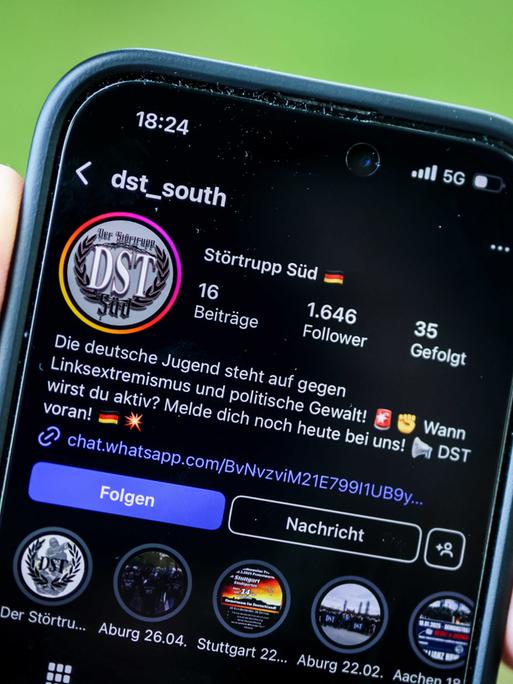 Ein junger Mann hält ein Smartphone in der Hand, auf der die Instragram-Seite von „Störtrupp Süd“ zu sehen ist, einer rechtsextremistischen Gruppe in Baden-Württemberg Ein junger Mann hält ein Smartphone in der Hand, auf der die Instragram-Seite von „Störtrupp Süd“ zu sehen ist, einer rechtsextremistischen Gruppe in Baden-Württemberg
