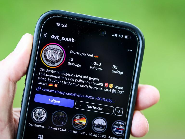 Ein junger Mann hält ein Smartphone in der Hand, auf der die Instragram-Seite von „Störtrupp Süd“ zu sehen ist, einer rechtsextremistischen Gruppe in Baden-Württemberg Ein junger Mann hält ein Smartphone in der Hand, auf der die Instragram-Seite von „Störtrupp Süd“ zu sehen ist, einer rechtsextremistischen Gruppe in Baden-Württemberg
