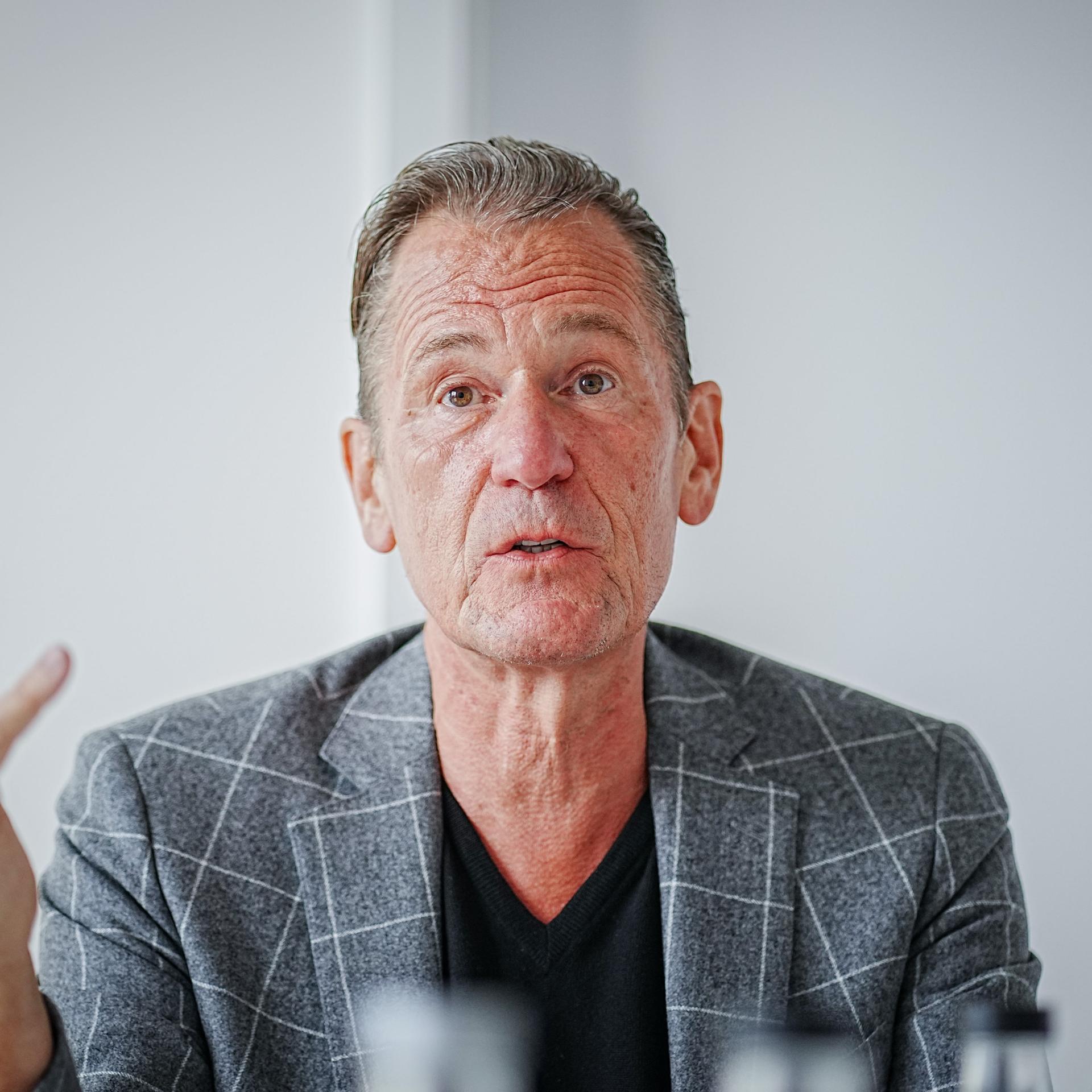 Mathias Döpfner, Vorstandsvorsitzender der Axel Springer SE, spricht in einem Interview mit Journalisten der Deutschen Presse-Agentur.