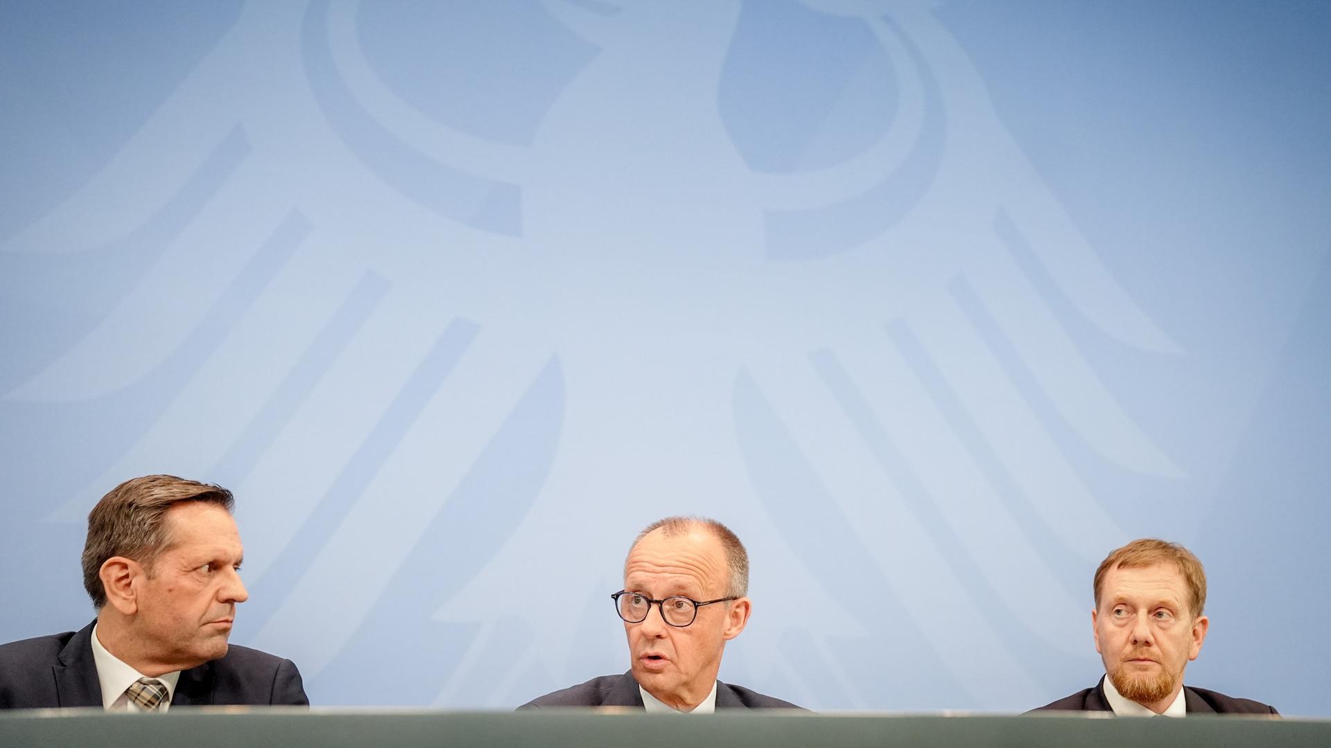 Olaf Lies (SPD, l-r), Ministerpräsident von Niedersachsen, Bundeskanzler Friedrich Merz (CDU), und Michael Kretschmer (CDU), Ministerpräsident von Sachsen, geben nach der Ministerpräsidentenkonferenz im Bundeskanzleramt eine Pressekonferenz.