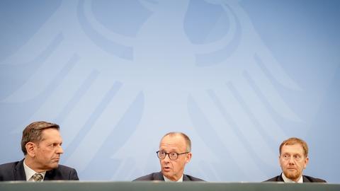 Olaf Lies (SPD, l-r), Ministerpräsident von Niedersachsen, Bundeskanzler Friedrich Merz (CDU), und Michael Kretschmer (CDU), Ministerpräsident von Sachsen, geben nach der Ministerpräsidentenkonferenz im Bundeskanzleramt eine Pressekonferenz.