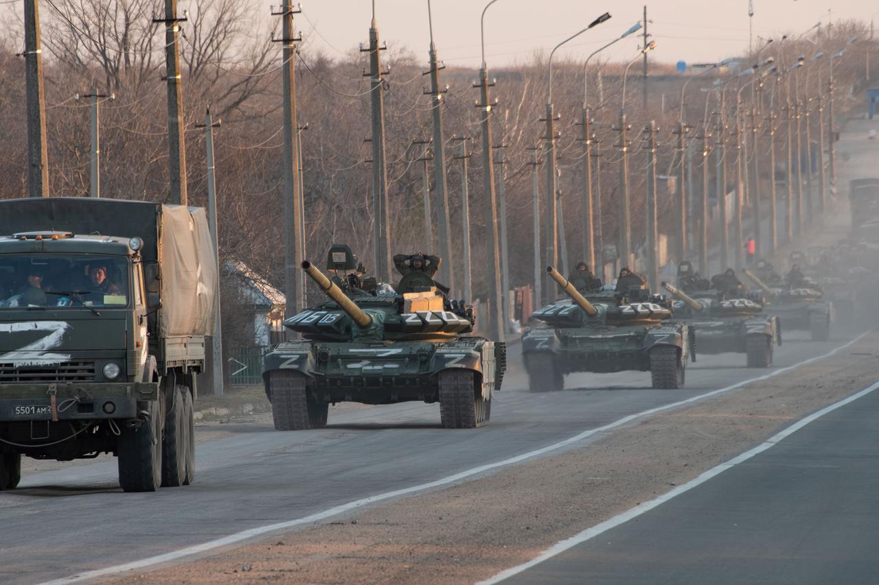 Eine russische Panzerkolonne mit dem aufgemalten Z-Symbol erstreckt sich in die Ferne, während sie auf der Autobahn Mariupol-Donezk in Richtung Norden fährt. 