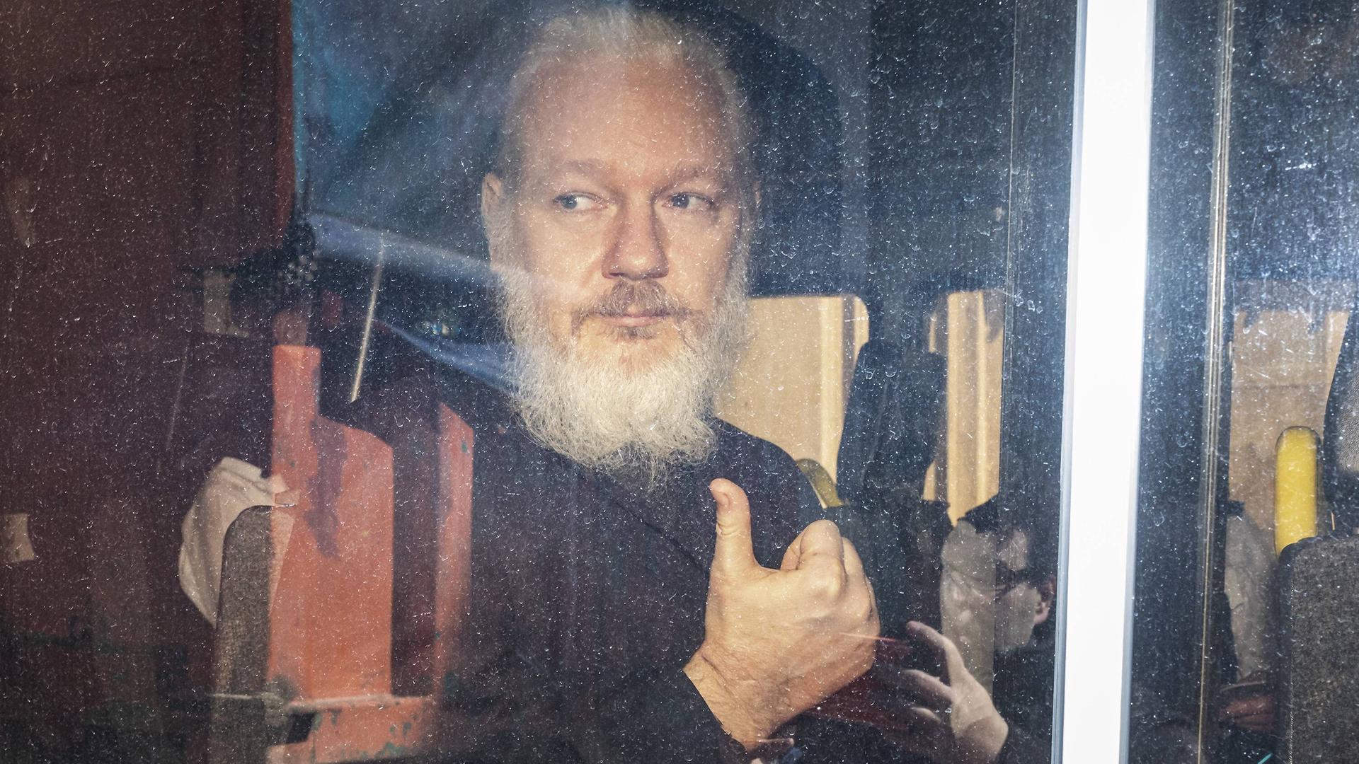 Der Wikileaks-Gründer Julian Assange kommt 2019 am Gericht in Westminster London in einer Polizeieskorte an.