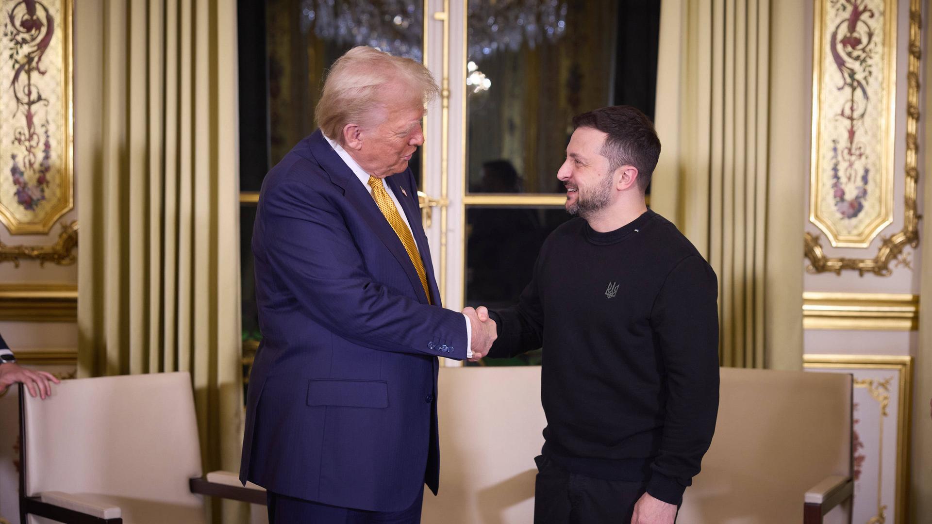 Der ukrainische Präsident Wolodymyr Selenskyj (r.) und US-Präsident Donald Trump (l.) schütteln Hände im Elysee-Präsidentenpalast in Paris (7.12.2024)